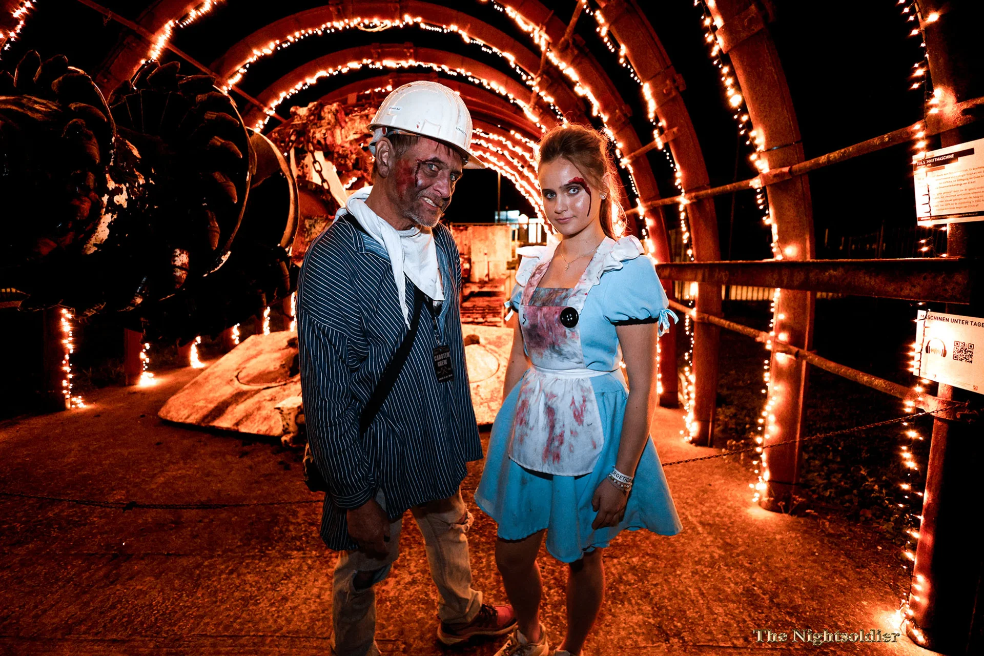 zwei Horror-Darstellerin vor brennendem Hintergrund