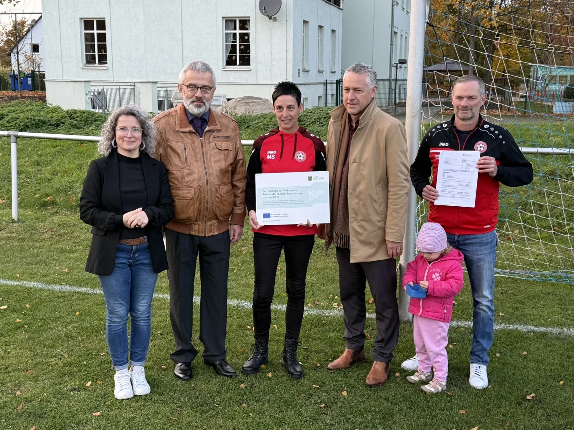 Ortsvorsteherin Susann Frölich, Bürgermeister Stefan Feustel und Vertreter des FSV Silberstraße-Wiesenburg e.V. nahmen den Fördermittelbescheid von Landrat Carsten Michaelis entgegen.