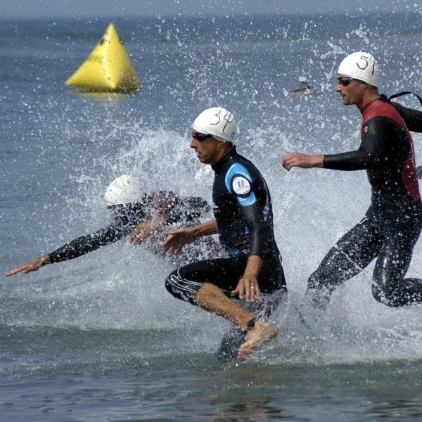 Triathleten beim Start - Beginn der Schwimmdistanz