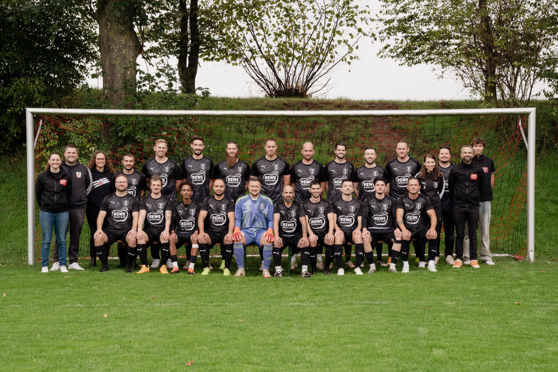 Mannschaft 2025/2026 mit unserem Trikotsponsor REWE