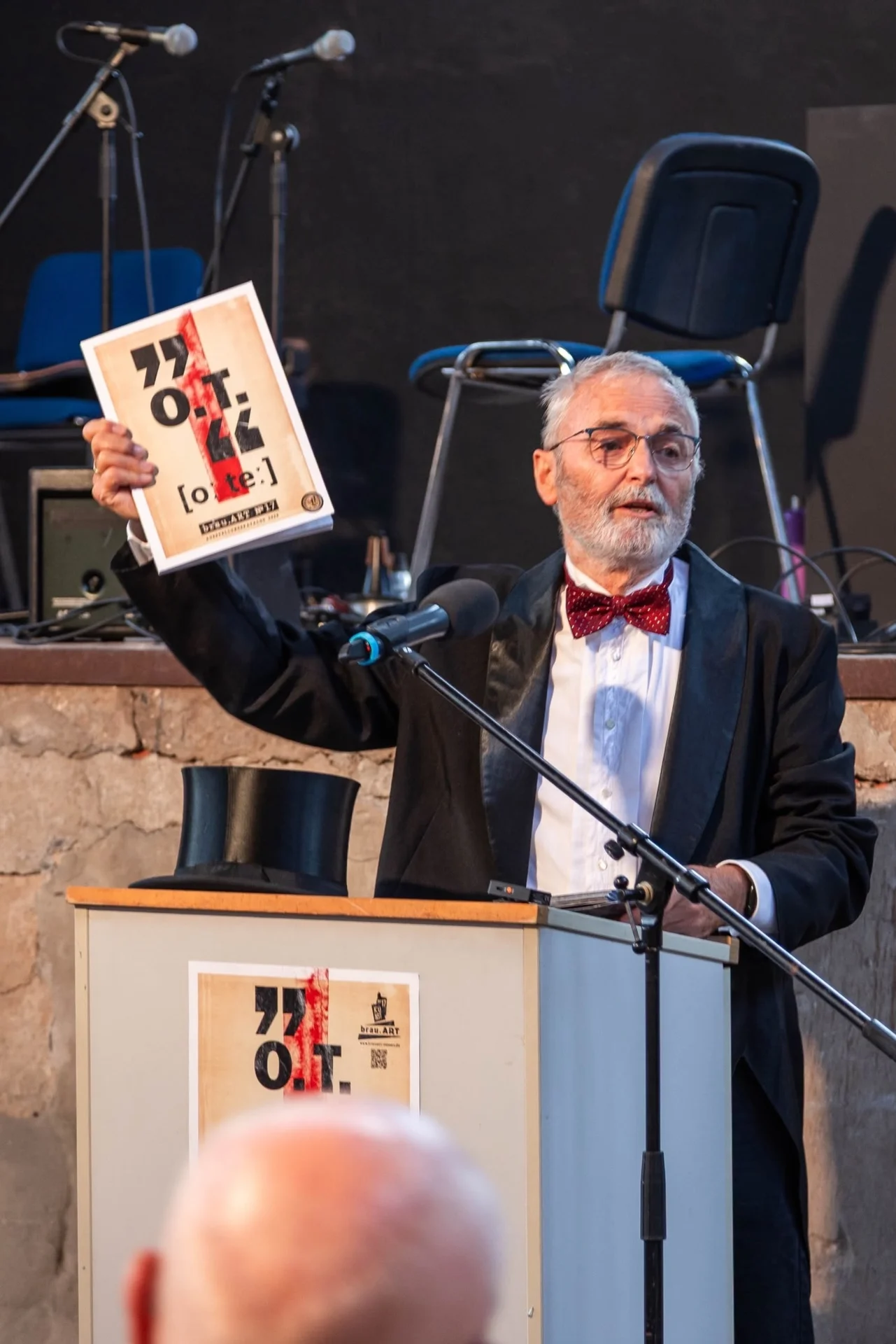 Dr. Eckhard Zilm stellt die Künstlerschar vor | @JulianeNaumannPhotography