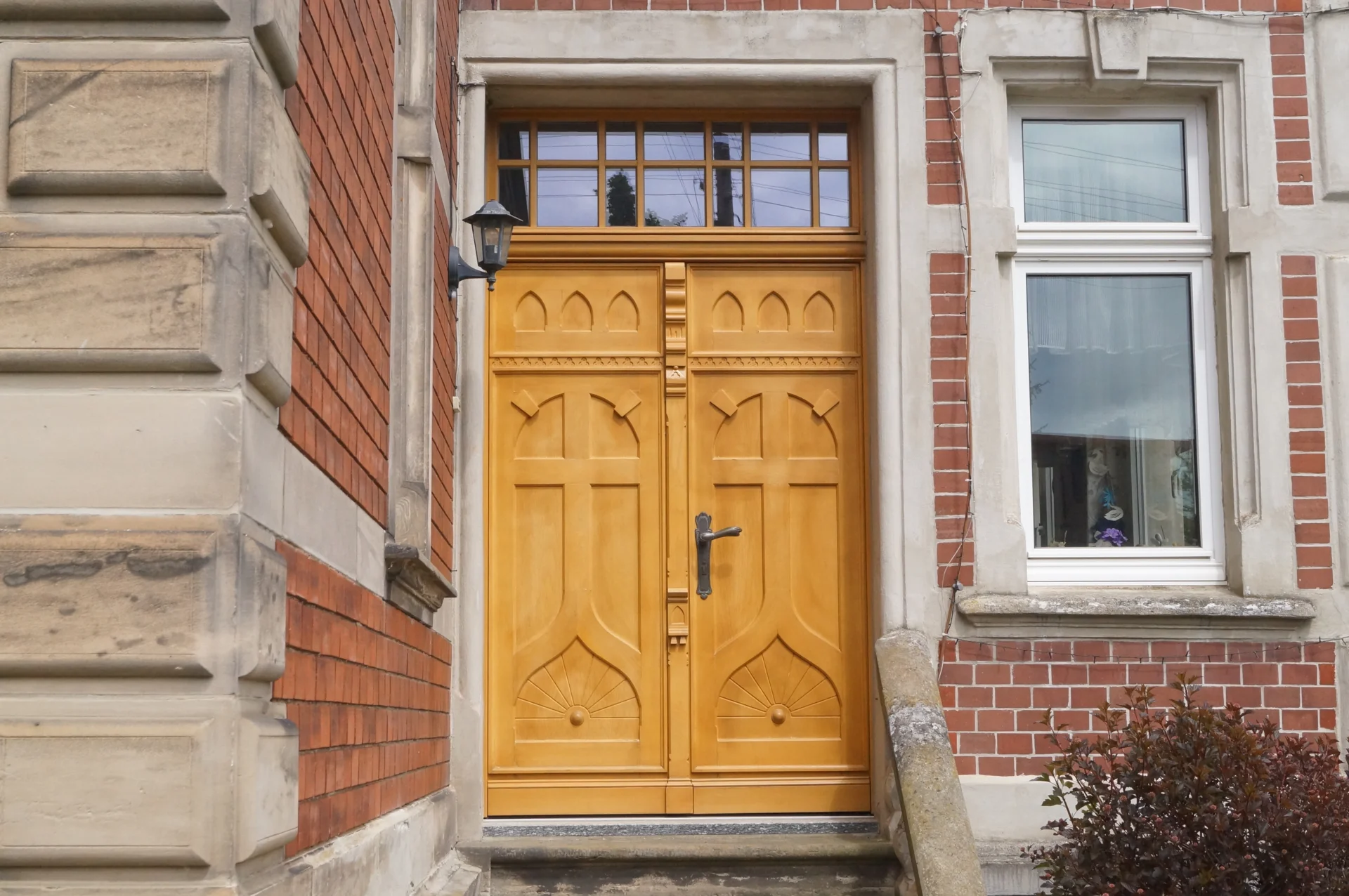 Haustür aus Holz im Jugendstil