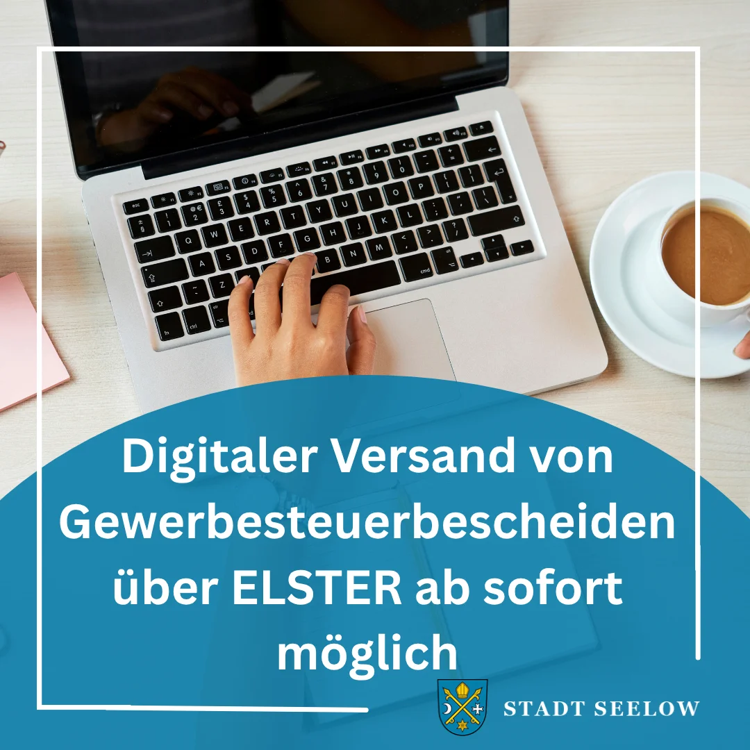 Laptop mit Hand und Kaffee als Symbolbild für den digitalen Gewerbesteuerbescheid