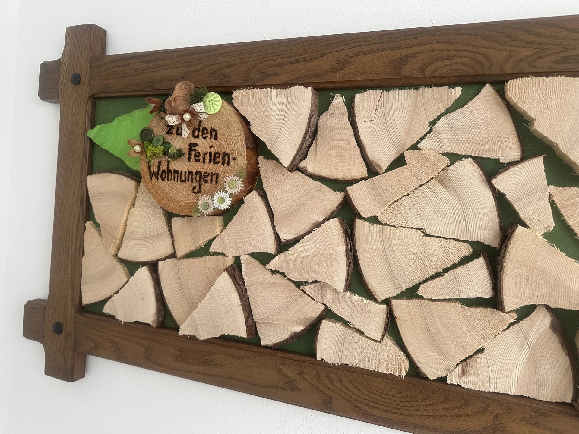 Dekoschild aus Holzscheiben
