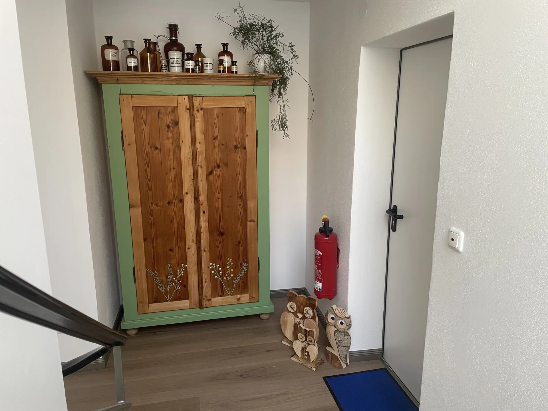 Holzschrank im Treppenhaus
