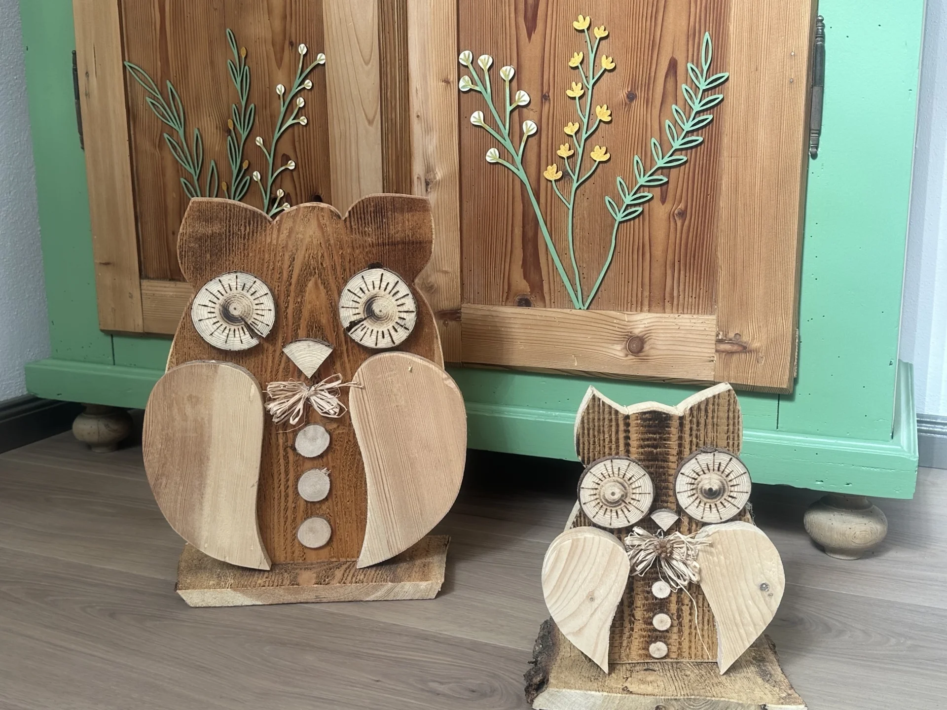 Dekoeulen aus Holz im Treppenhaus