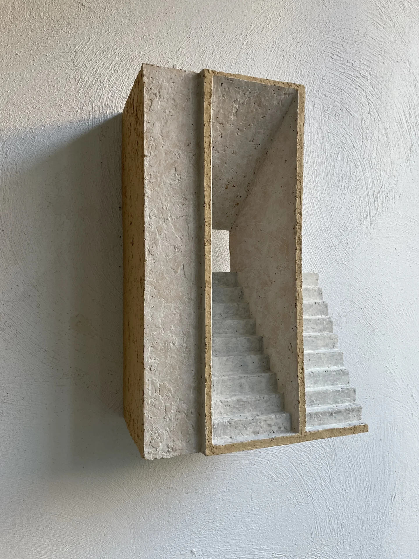 Treppen-Haus,Wand, 2026,gebr. Ton, Engobe, 43 x 15 x 29cm