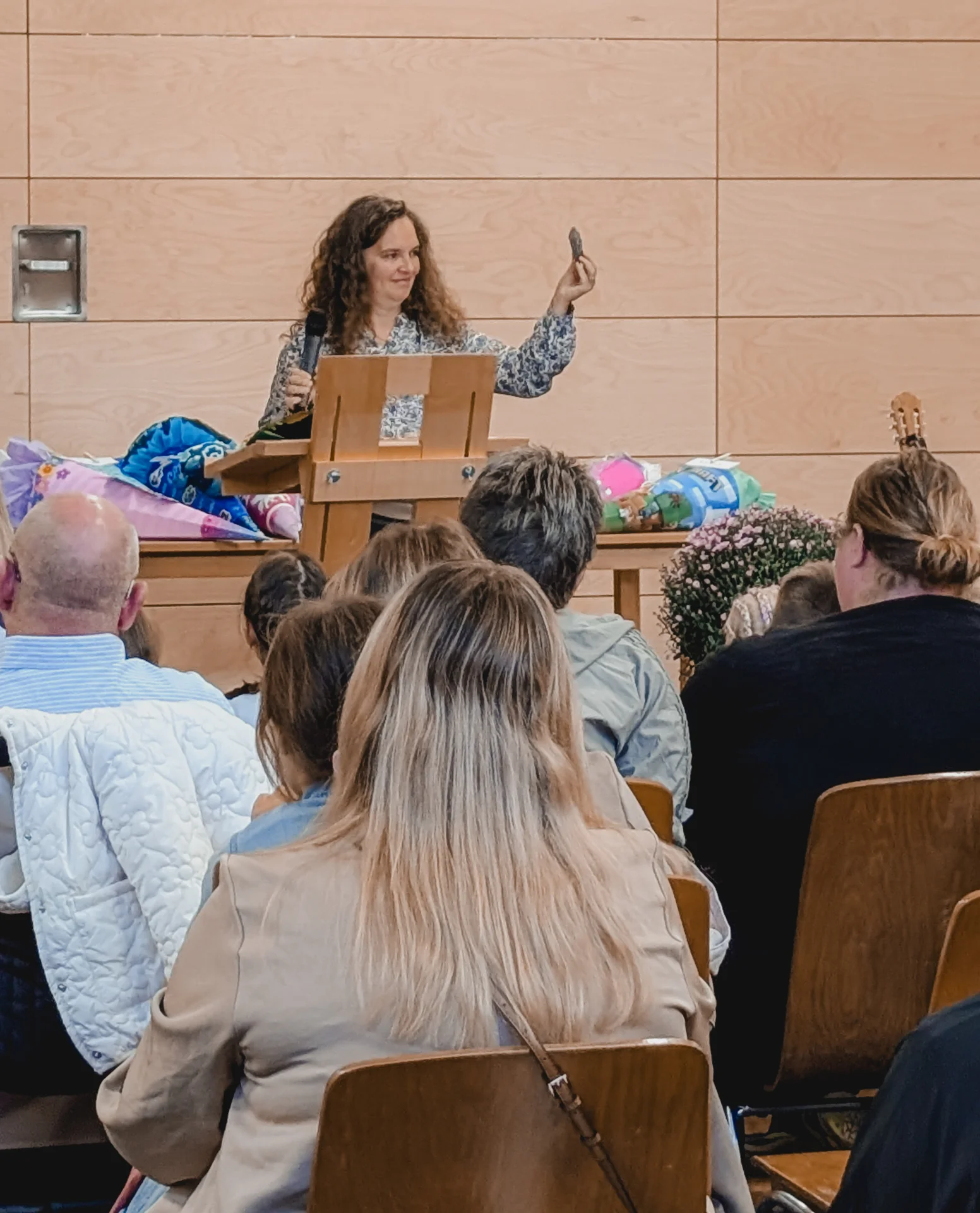 Auch die Schulleiterin begrüßt die Kinder