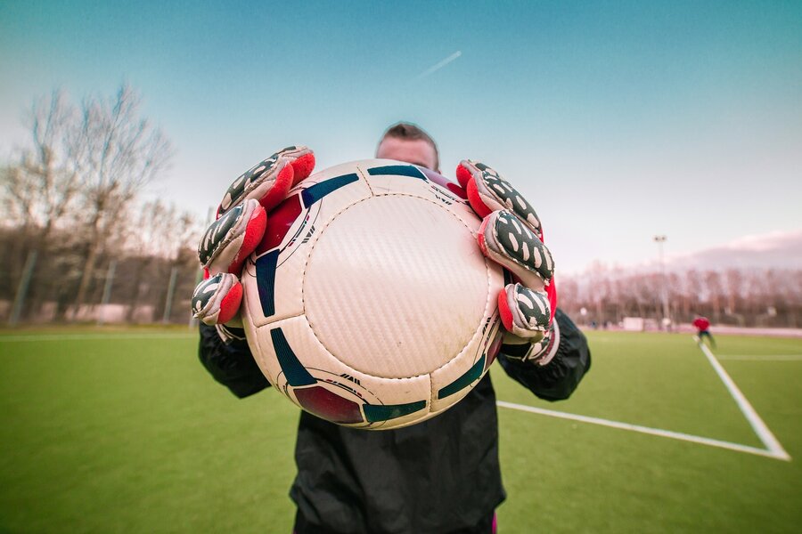 Bild zeigt einen Torwart mit Ball im Fokus, Foto: pixabay