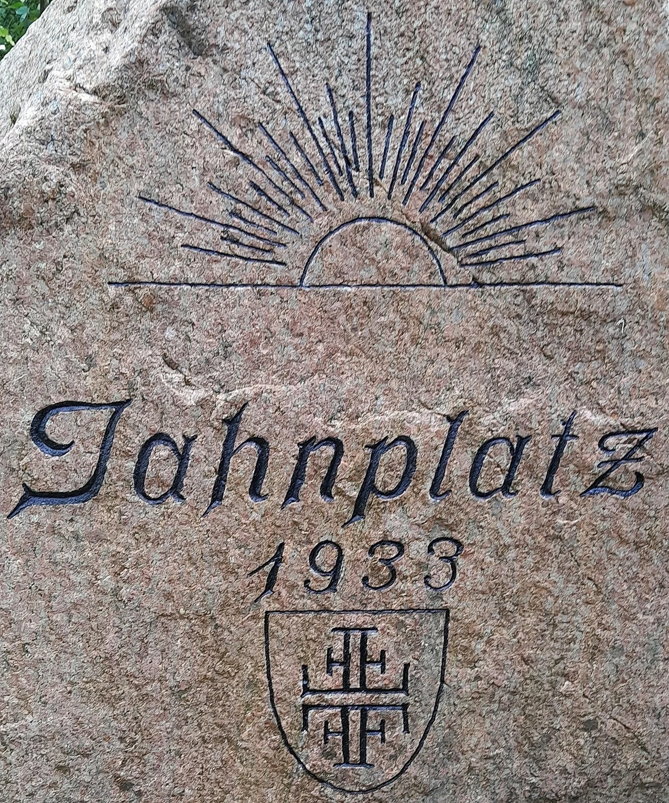 Die Inschrift und Symbolik des Steines (Foto Wilbert Voß)