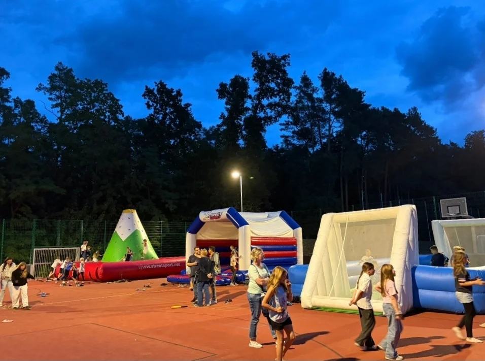Bis zum Abend: Die Sport- und Spiellandschaft vom Landessportbund Brandenburg wurde vom Kinderhilfeverein finanziert und von vielen Kindern genutzt.