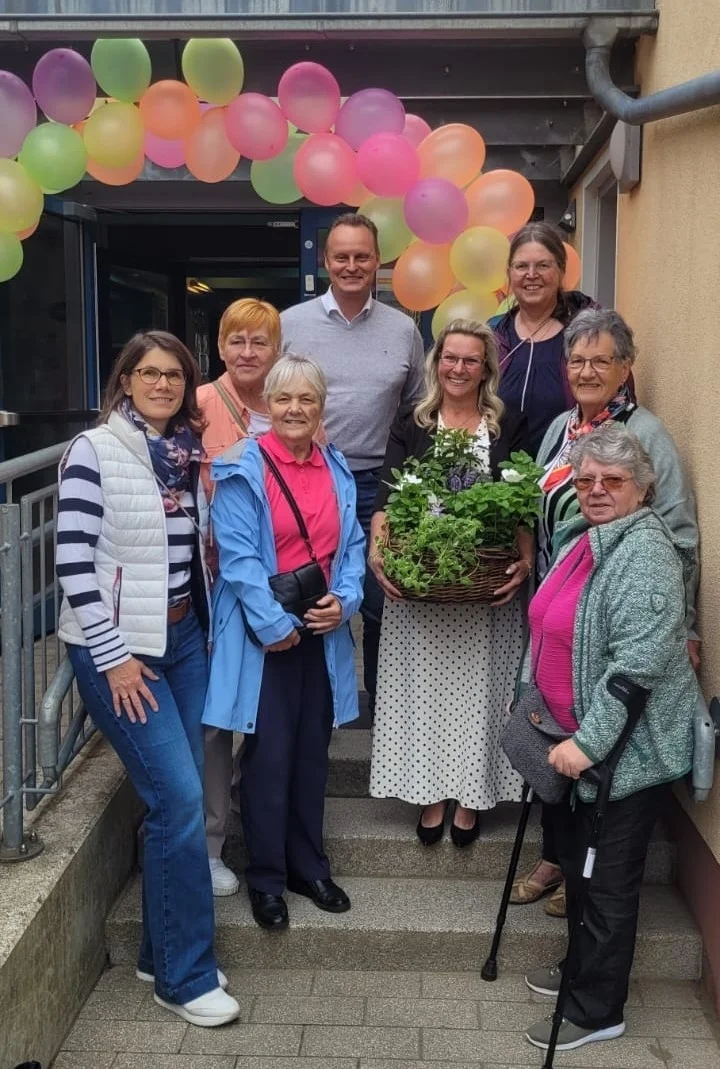 Unser Geschenk zu 20 Jahren Kneipp-Kita Pfiffikus: ein Korb mit vielen gesunden Pflanzen für den Kräutergarten