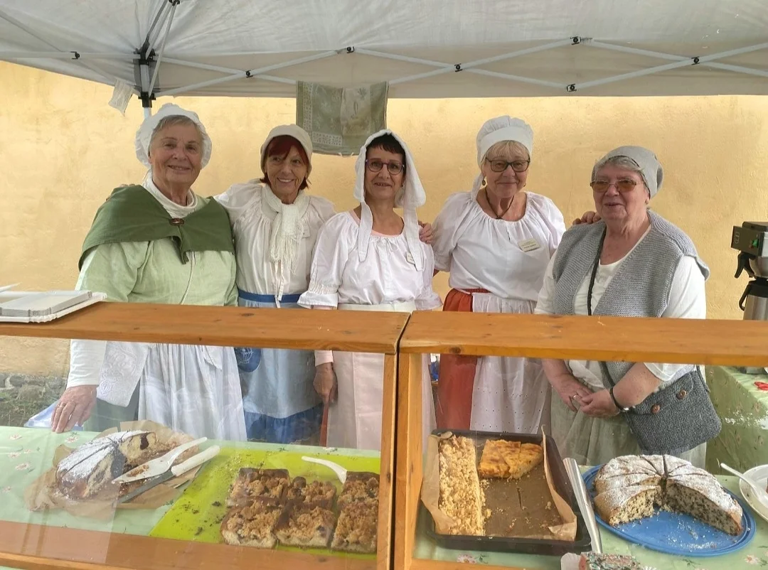 Verkaufsbereit: leckerer Kuchen beim Dorfangerfest