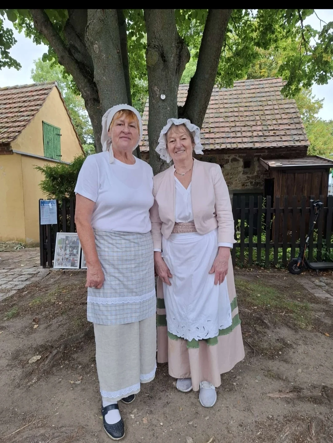 Die Schürzen sitzen: Gerlinde und Carola stehen zum Kuchenverkauf bereit.