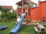 Kinder auf der Rutsche