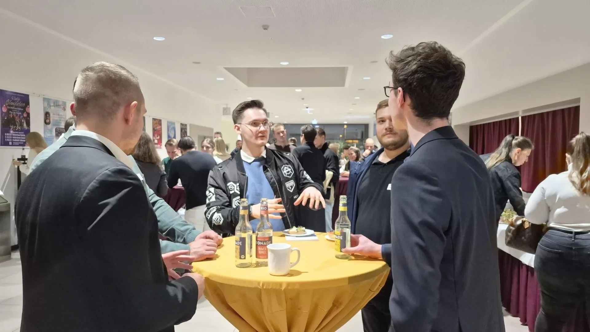 Unser Bild zeigt einen Gruppe von fünf Männern ins Gespräch vertieft.