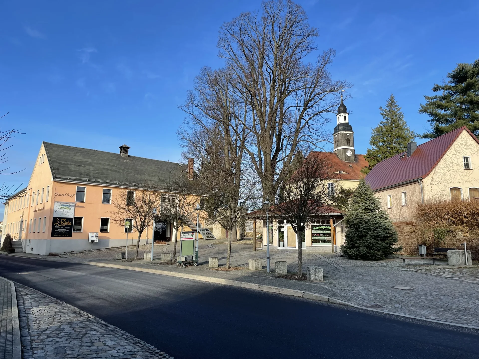 Gasthof Reichenbach mit der Kirche im Hintergrund
