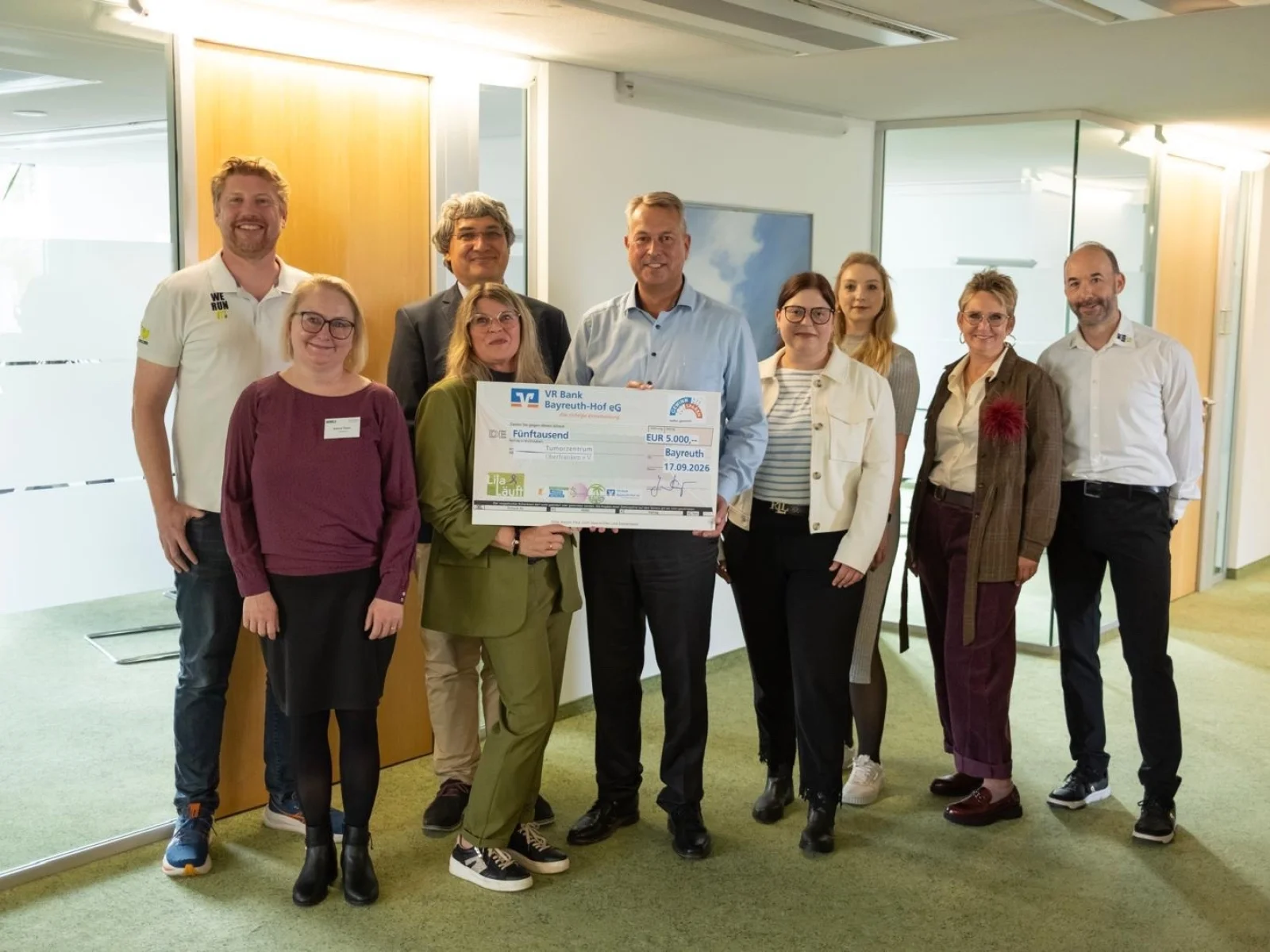 Spendenübergabe in der VR Bank Bayreuth gemeinsam mit Vertretern der VR Bank, der Mali Crew e.V., dem Sportkuratorium und der Gesundheitsregion plus Bayreuth/Kulmbach