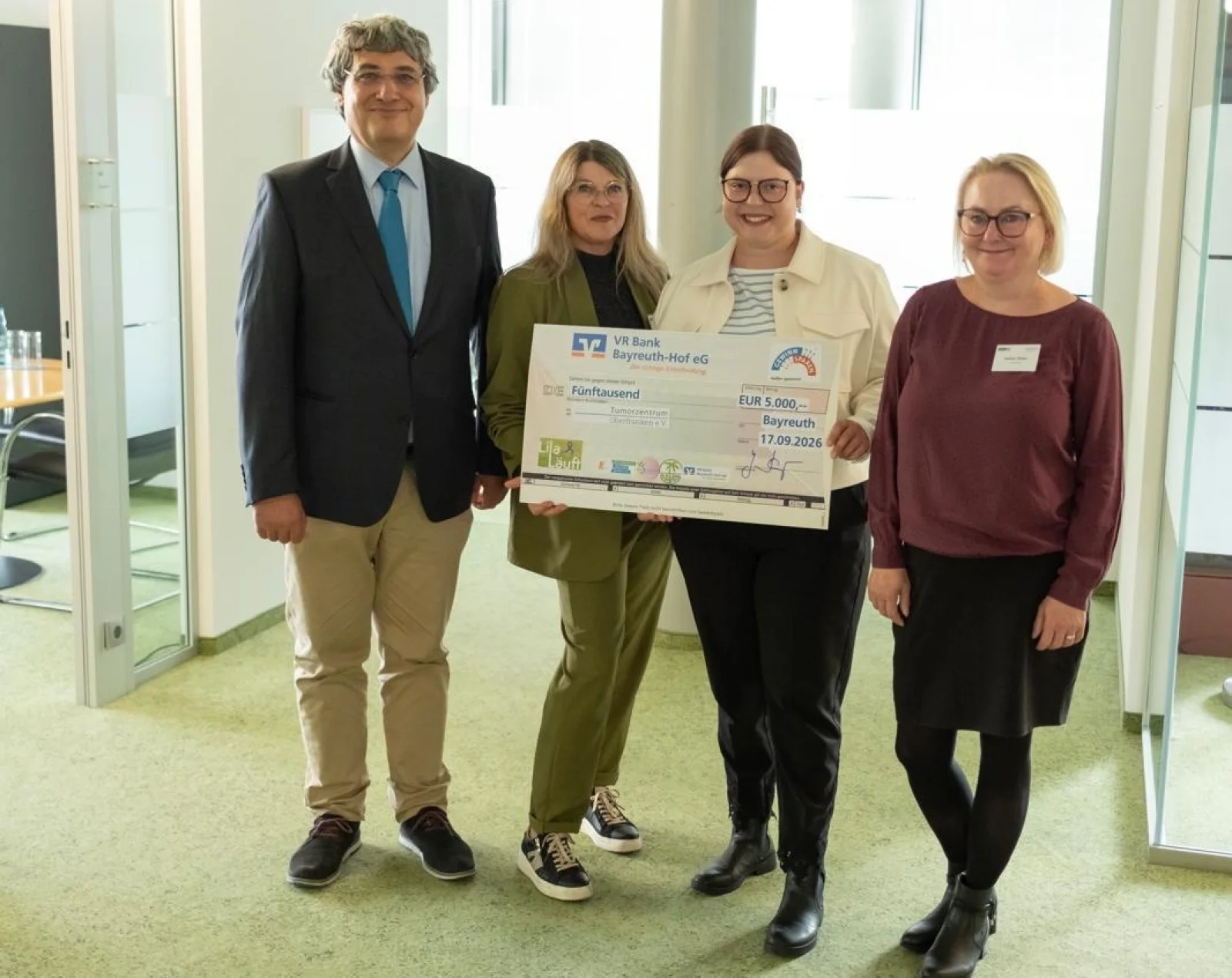 Tumorzentrum Team bei der Spendenübergabe
