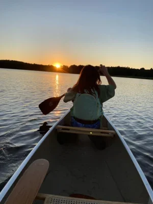 Paddeln in den Sonnenuntergang