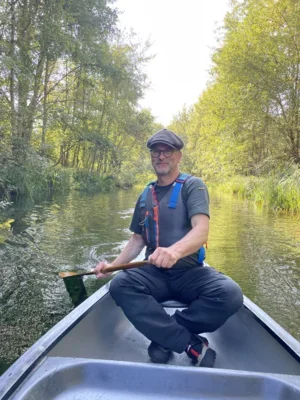 Am Steuer auf einem Fluss