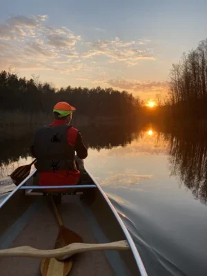 Paddeln in den Sonnenuntergang