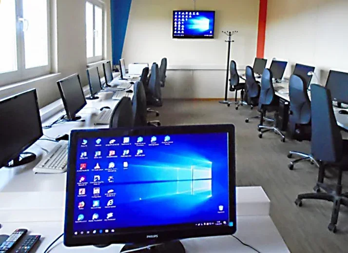 Arbeitsplätzr mit Computern
