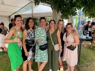 Frauen in bester Stimmung mit Glas Wein in der Hand im Weinzelt