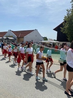 Festumzug Volleyball Mädchen mit Volleyball Netz nehmen am Umzug teil