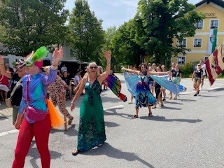 Umzug Faschingskomitee in bunten Tierkostümen nehmen die Damen am Festzug teil