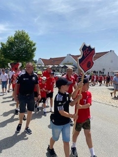 Fest-Umzug FC Ruderting Spieler nehmen im Spieler-T-Shirt am Umzug teil
