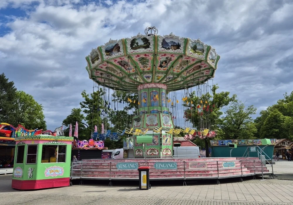 Fahrgeschäft "Wellenflug" - ein Kettenkarussell