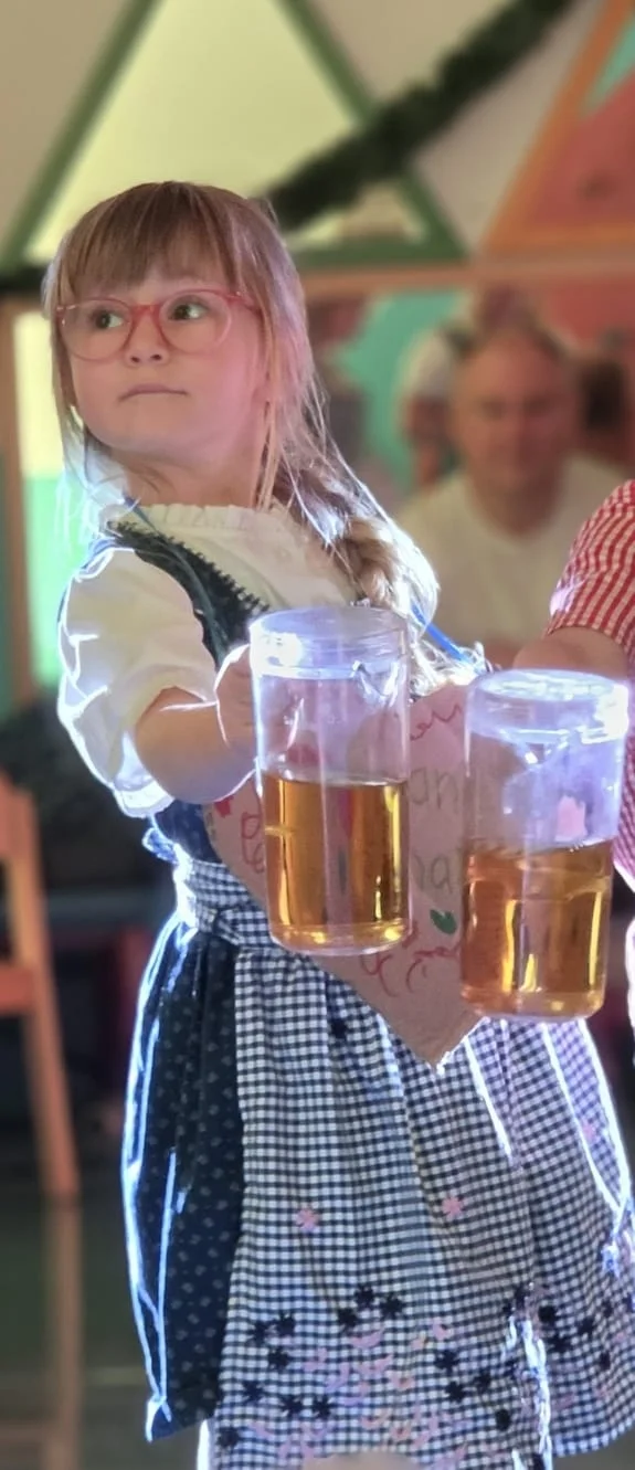 ein Mädchen bei Bierkrug stemmen