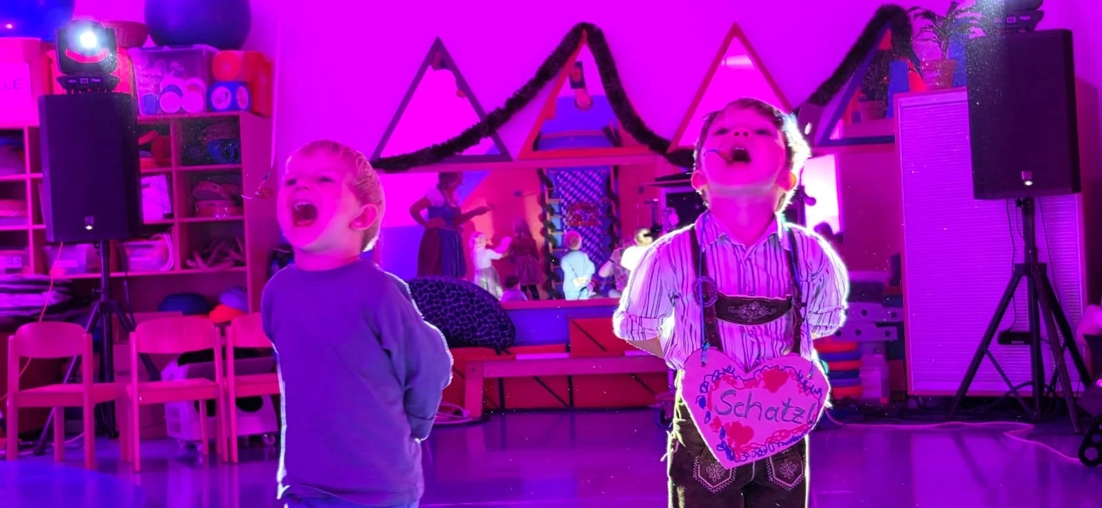 2 Jungen beim Spiel Brezeln schnappen