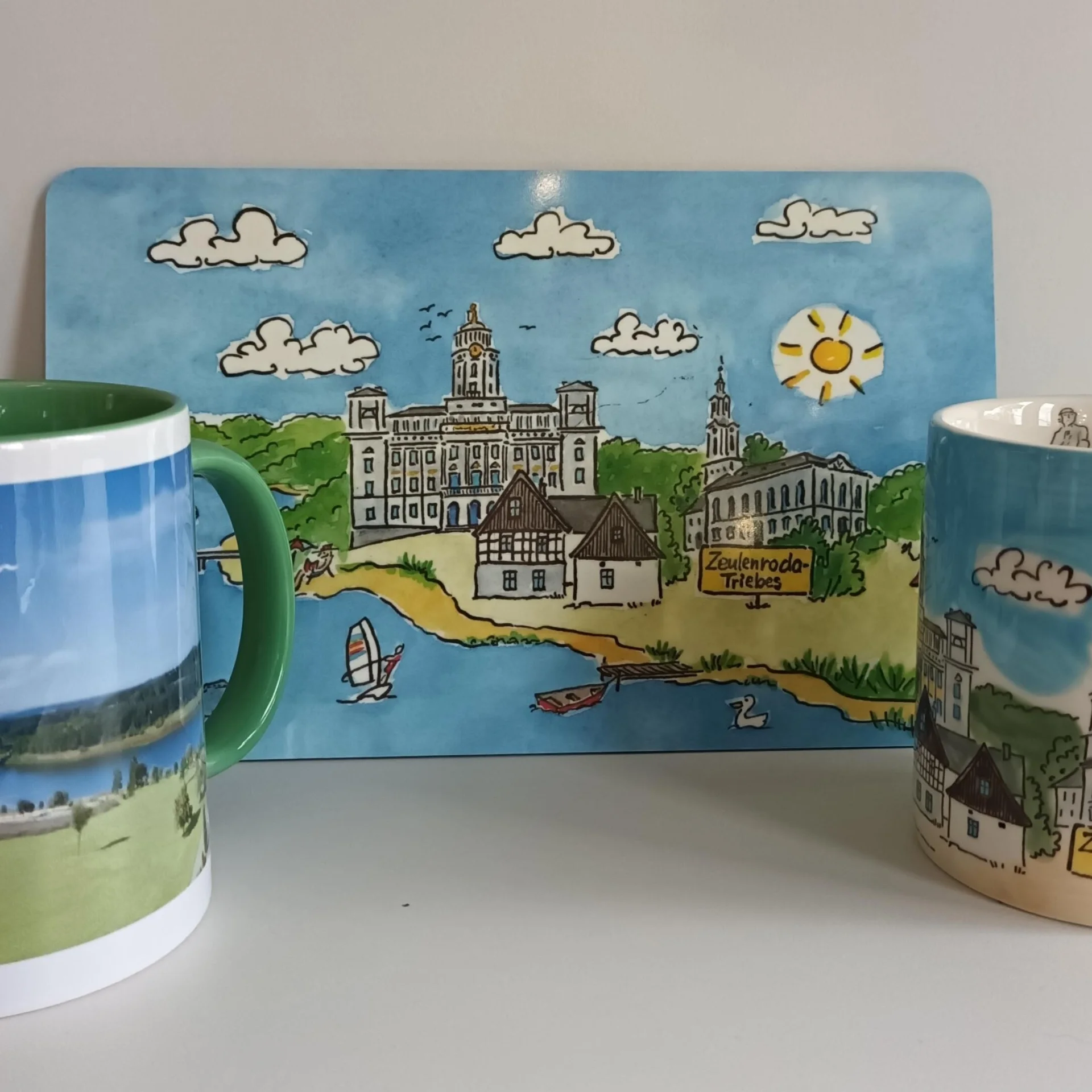 Tassen und Frühstücksbrett