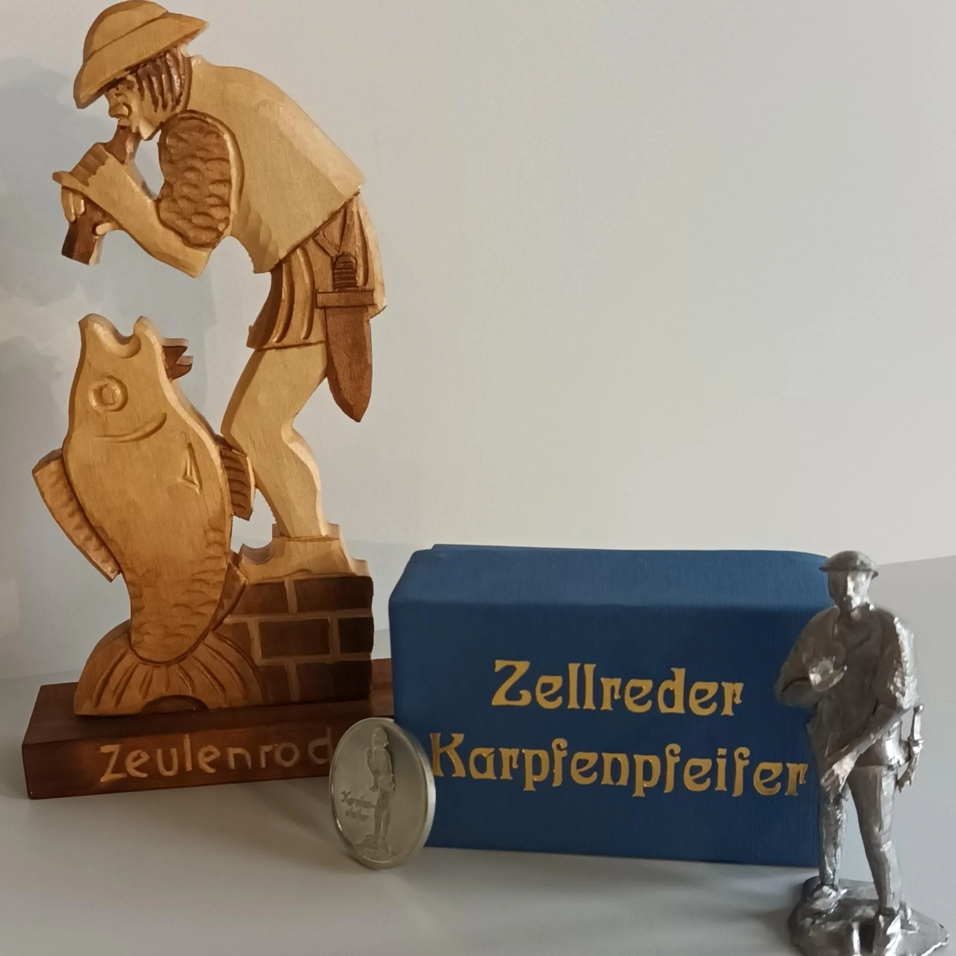 Karpfenpfeiferfiguren aus Zinn und Holz, Münze