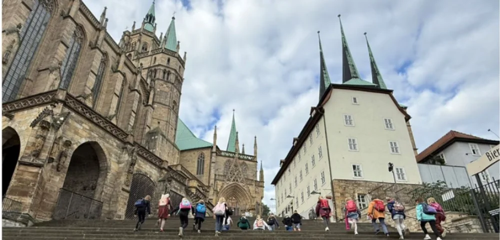 Die Theatergruppe auf den Domstufen in Erfurt