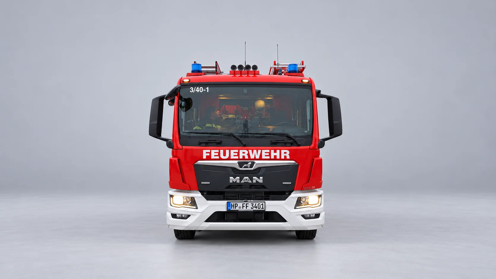 Feuerwehr-Löschfahrzeug im grauen Studio
