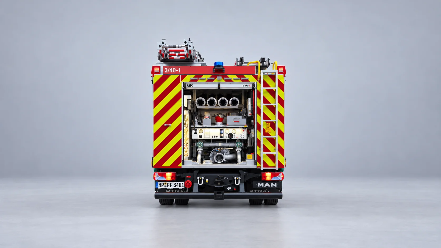 Rückansicht eines Feuerwehrfahrzeugs im Studio