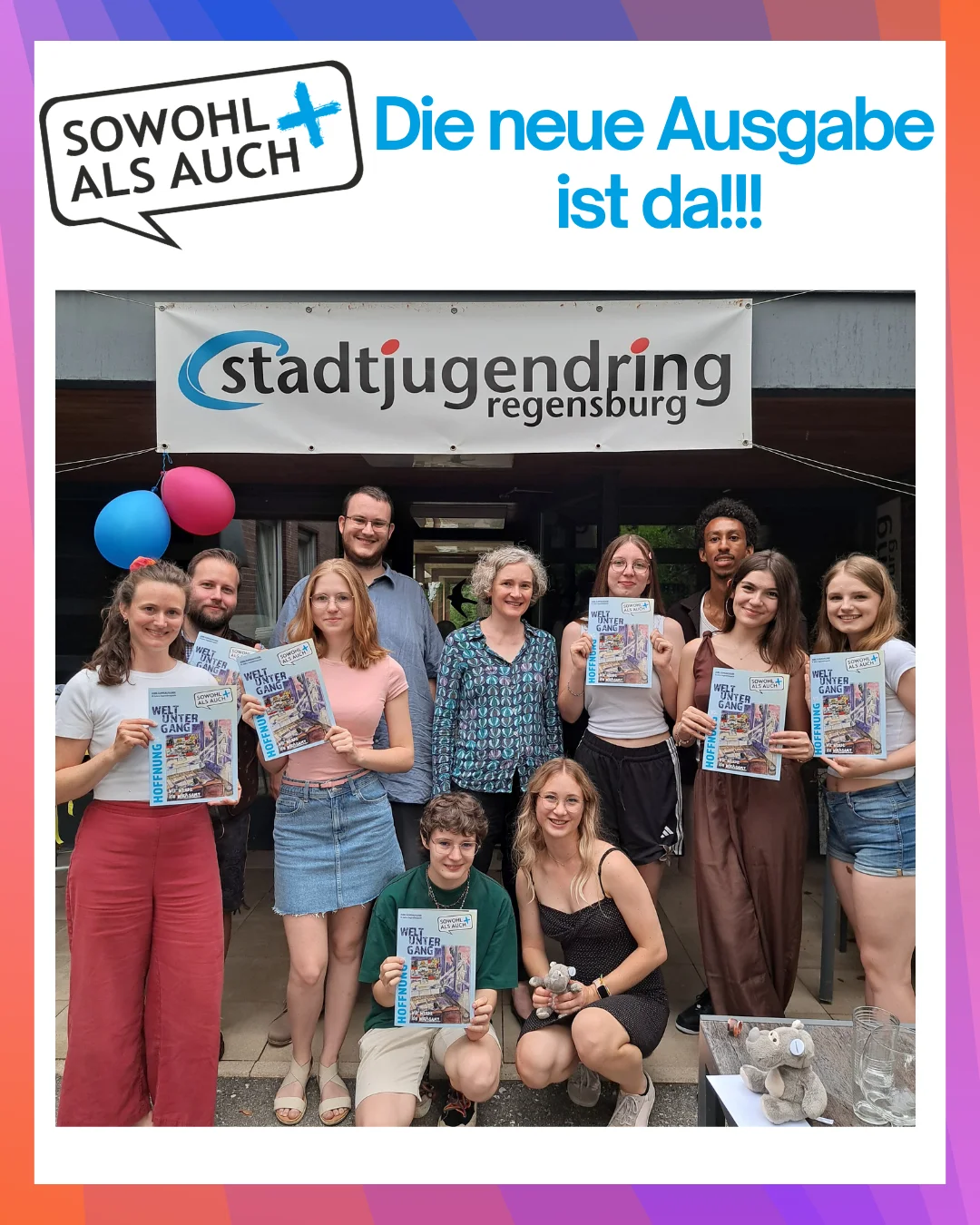 Eine Gruppe junger Menschen, die mehrere Ausgaben des Jugendmagazins in den Händen halten