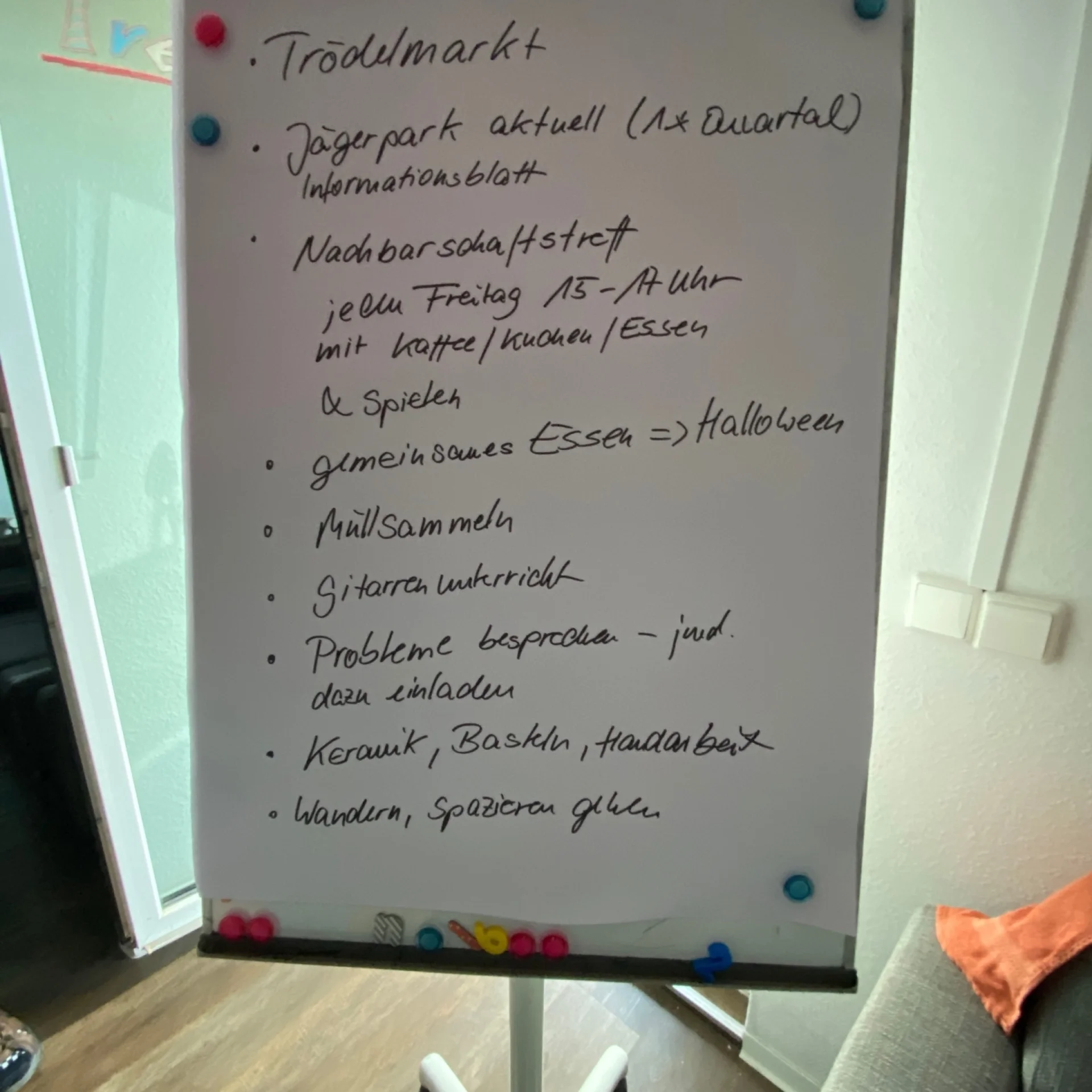 Ein Aufsteller mit Papier, darauf sind Ideen zur guten Nachbarschaft im Jägerpark notiert.
