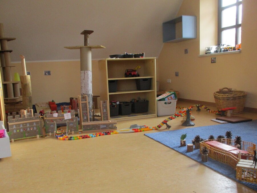 Bauzimmer der Mäusegruppe, mit verschiedenen Spiel- und Baumaterial wie Fahrzeuge, Papprollen