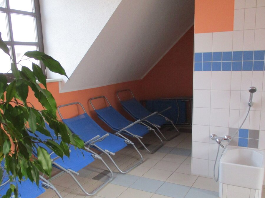 Liegeflächen in der Sauna mit Liegestühlen, Fußdusche