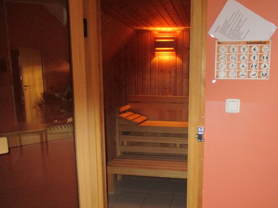 Der Saunabereich, Liegebank in der Sauna