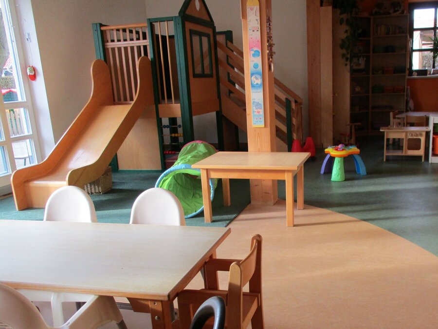 Gruppenraum und Spielecke der Krippenkinder, Rutsche, Tische, Stühle