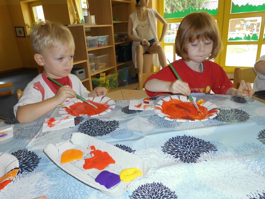 Kinder bei der Künstlerischen gestaltenden Bildung