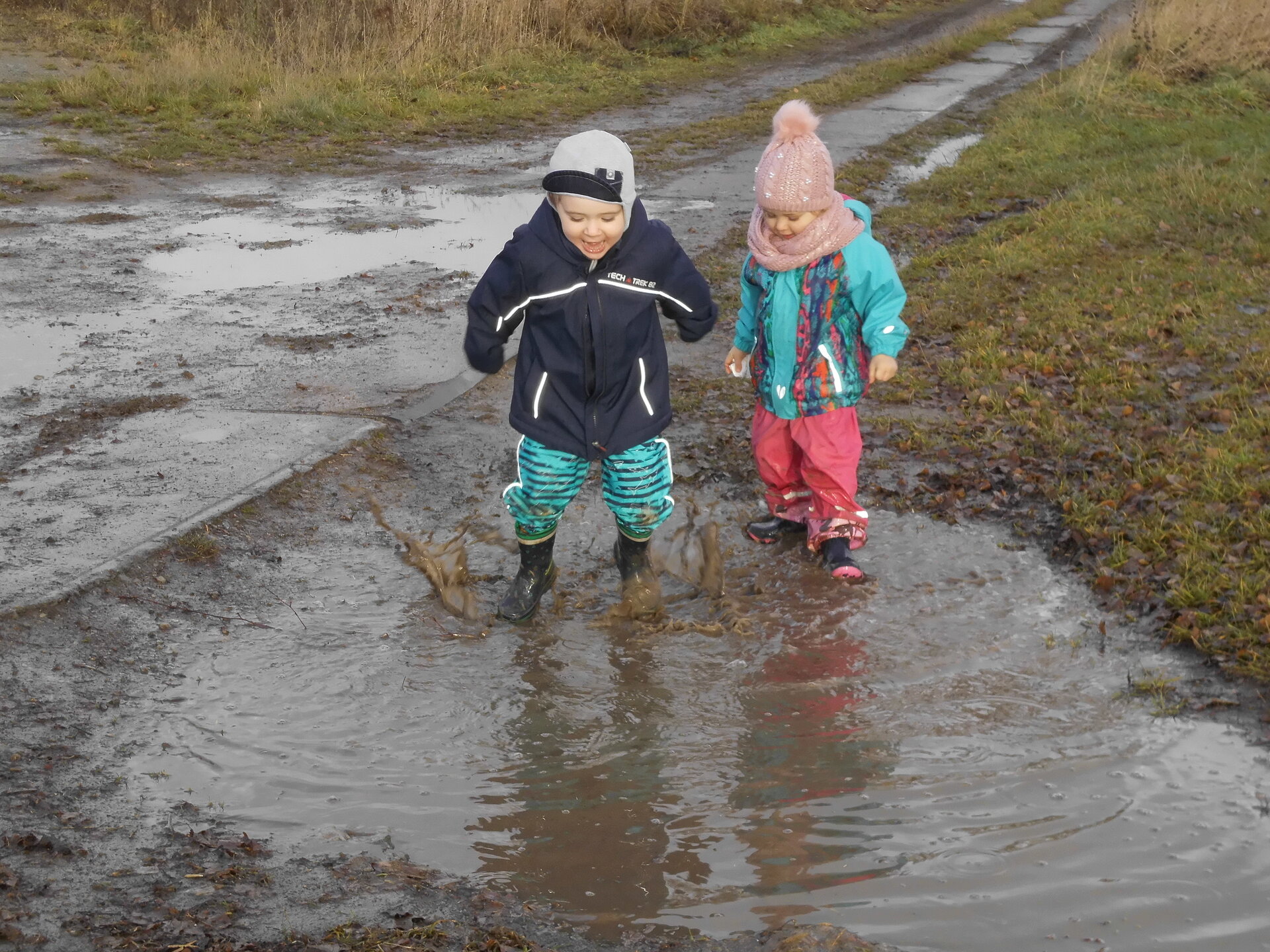 Kinder spielen bei jedem Wetter