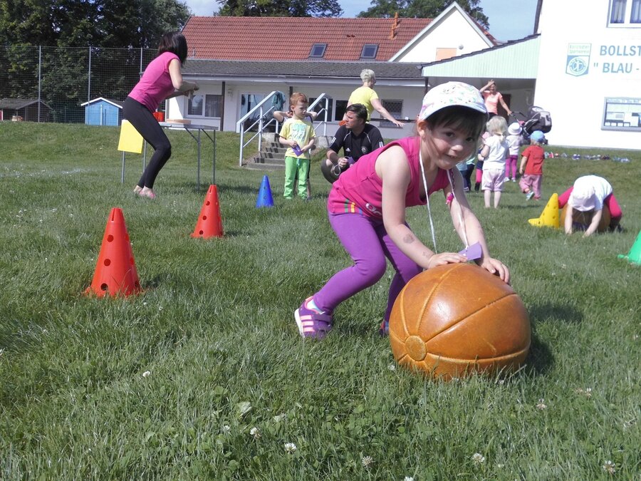 Kinder beim Spielen - Motorisch und gesundheitliche Bildung