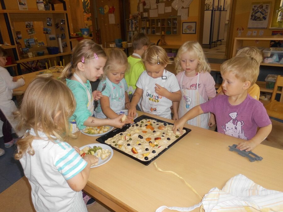 Kinder belegen den Kuchen - Motorisch und gesundheitliche Bildung