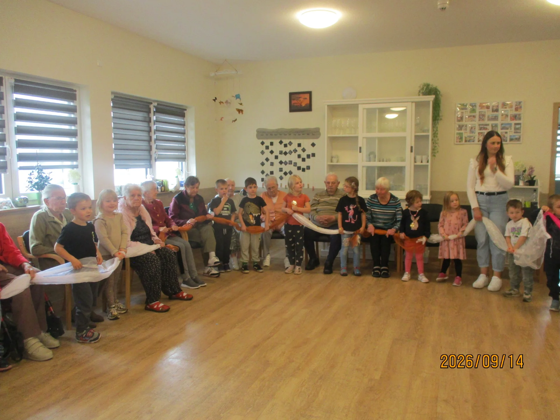 Kinder machen mit Senioren Sport
